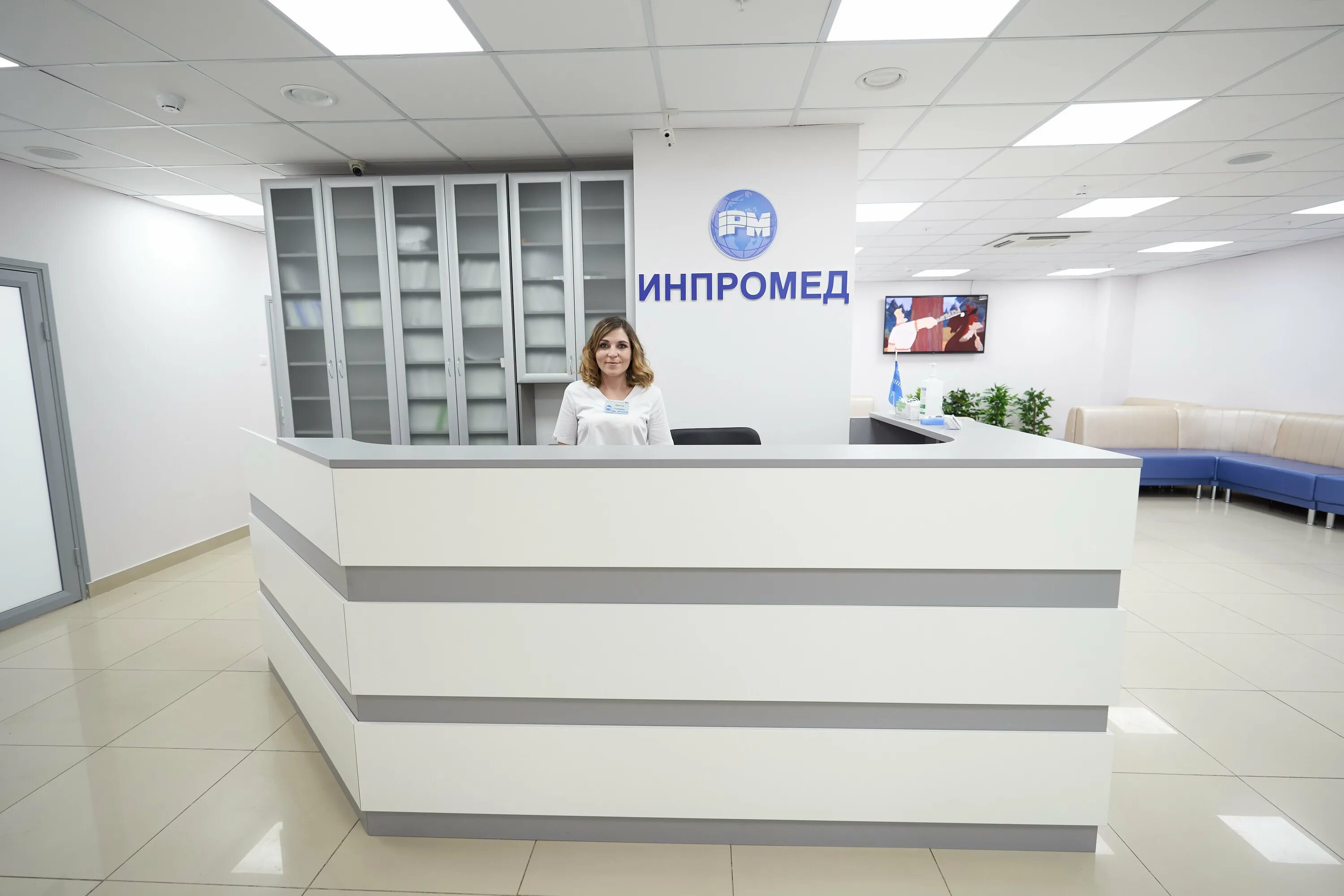 вакансия требуется медсестра. ресепшн клиники с администратором. администратор мед центра. требуется медицинская сестра. регистратура поликлиники.