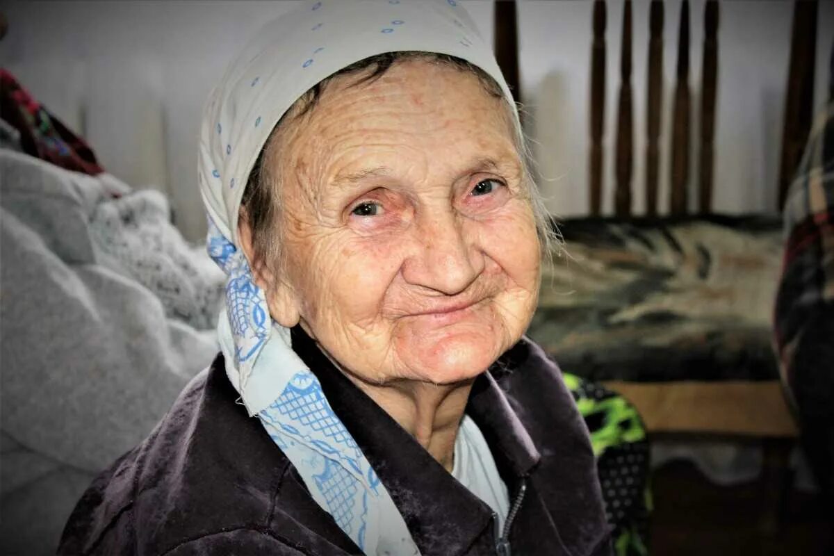 Есть ли бабушка. Лицо бабушки. Добрые глаза бабушки. Благотворительность бабушкам. 90 Летняя женщина.