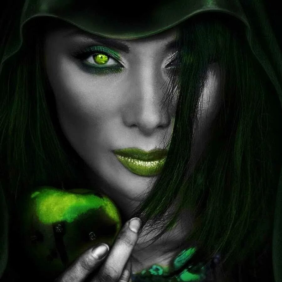 Ведьма с зелеными глазами. Зеленоглазые девушки. Зелёные глаза у девушек. Красивая ведьма с зелеными глазами.