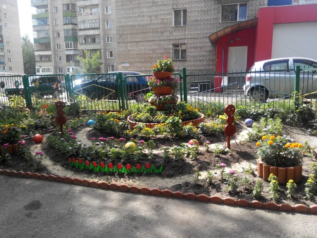 красивые дворы в красноярске. самый лучший двор. клумба на придомовой территории. красивый двор в городе. самый лучший двор.