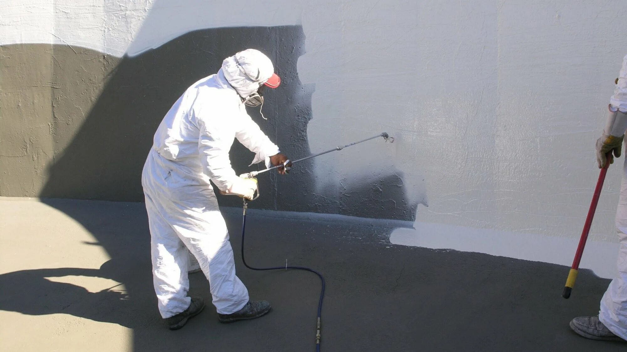 Окраска методом безвоздушного распыления. Безвоздушное нанесение ЛКМ. Окраска бетонных поверхностей. Защитные покрытия для бетона.