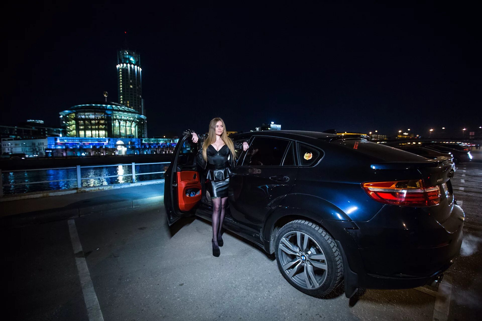 Девушку на сегодня ночью. Bmw x6 m 2017. bmw x3 эльвира. bmw x6 ночью. bmw x6 москва сити.