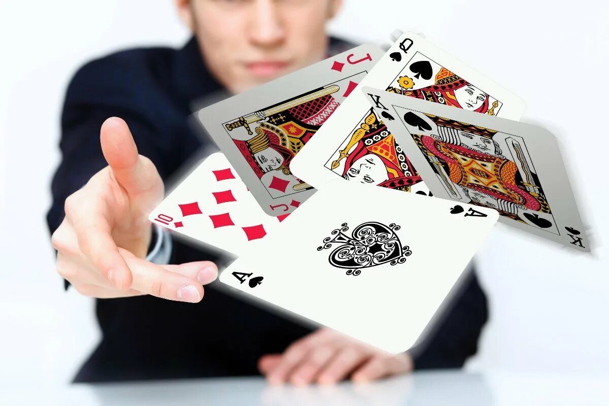 Будущее игральных карт. Игральные карты в руке. Люди играющие в карты. Рука с картой. Карточный игрок.