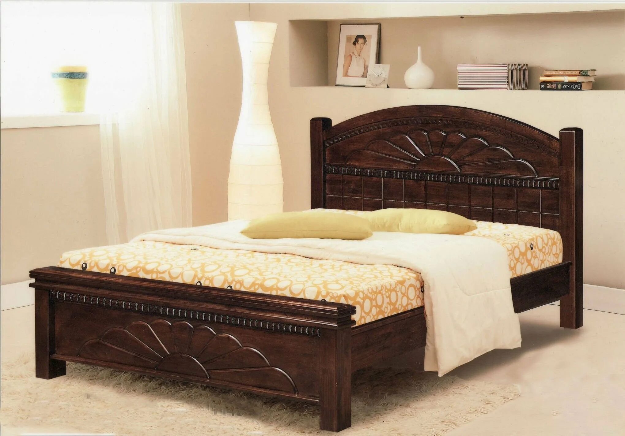 Двуспальная кровать дома дом. Кровати Кинг сайз из массива. Кровать деревянная. Красивые деревянные кровати. Кровать с деревянной спинкой.