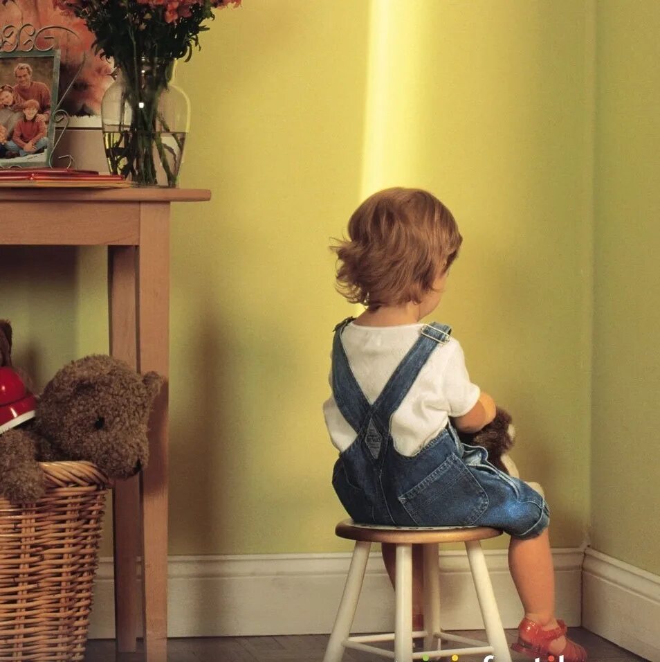 Ребенок в углу. Ребенок в углу. Поставь малыш. Воспитатель в угол. Поставь малыш.