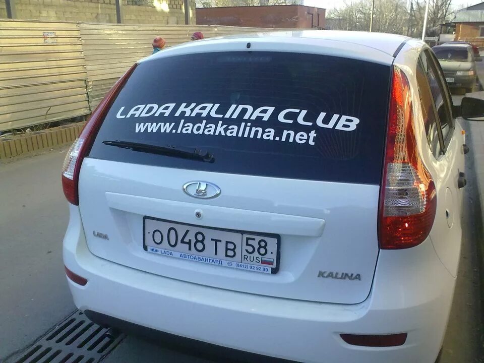 Наклейки на калину хэтчбек. Наклейки на авто калина. Прикольные наклейки на калину. Калина 1 универсал наклейка pride. Надписи на заднее стекло автомобиля.