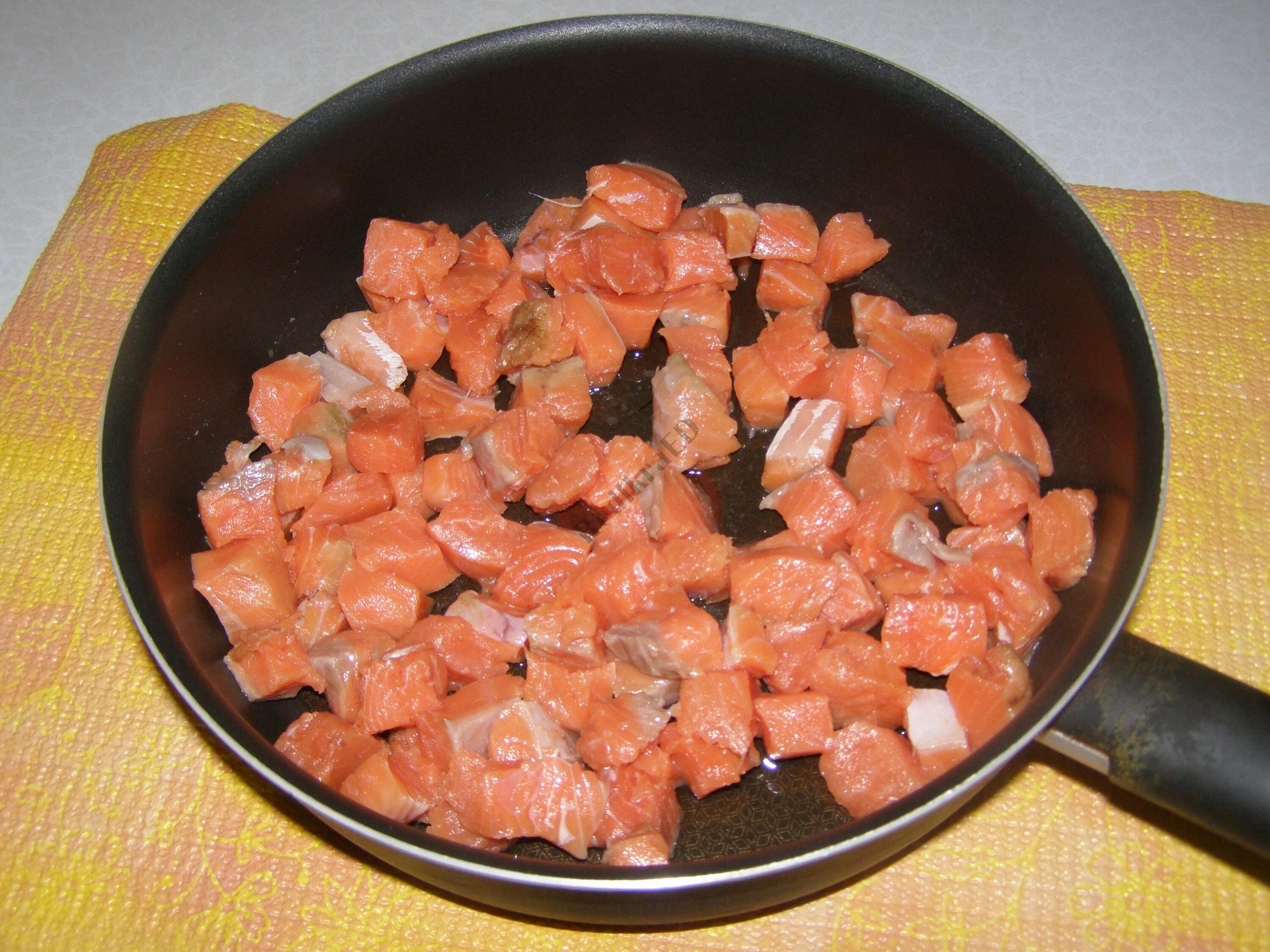 Рецепты рыбы на сковороде кусочками. Мелкие куски рыбы. Семга кусочками на сковороде. Лосось кусочками на сковороде. Красная рыба кусочками на сковородке.
