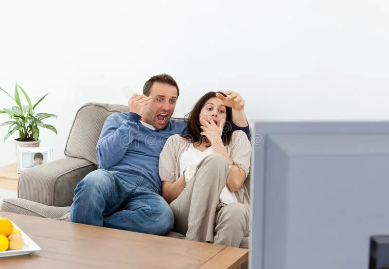 Пока муж смотрит телевизор жена. Человек телевизор. Муж с женой у телевизора. Девушка и телевизор. Испуганная пара.