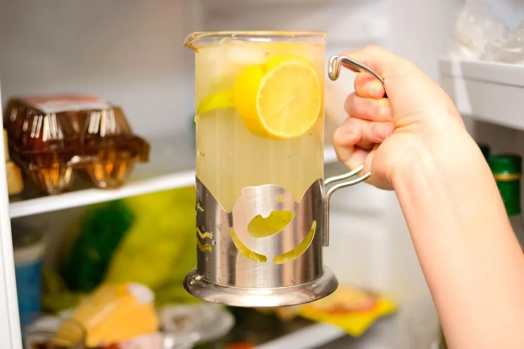 Горячая вода с лимоном. Стакан с лимоном. Стакан воды с лимоном. Горячая вода с лимоном. Стакан воды с лимоном.