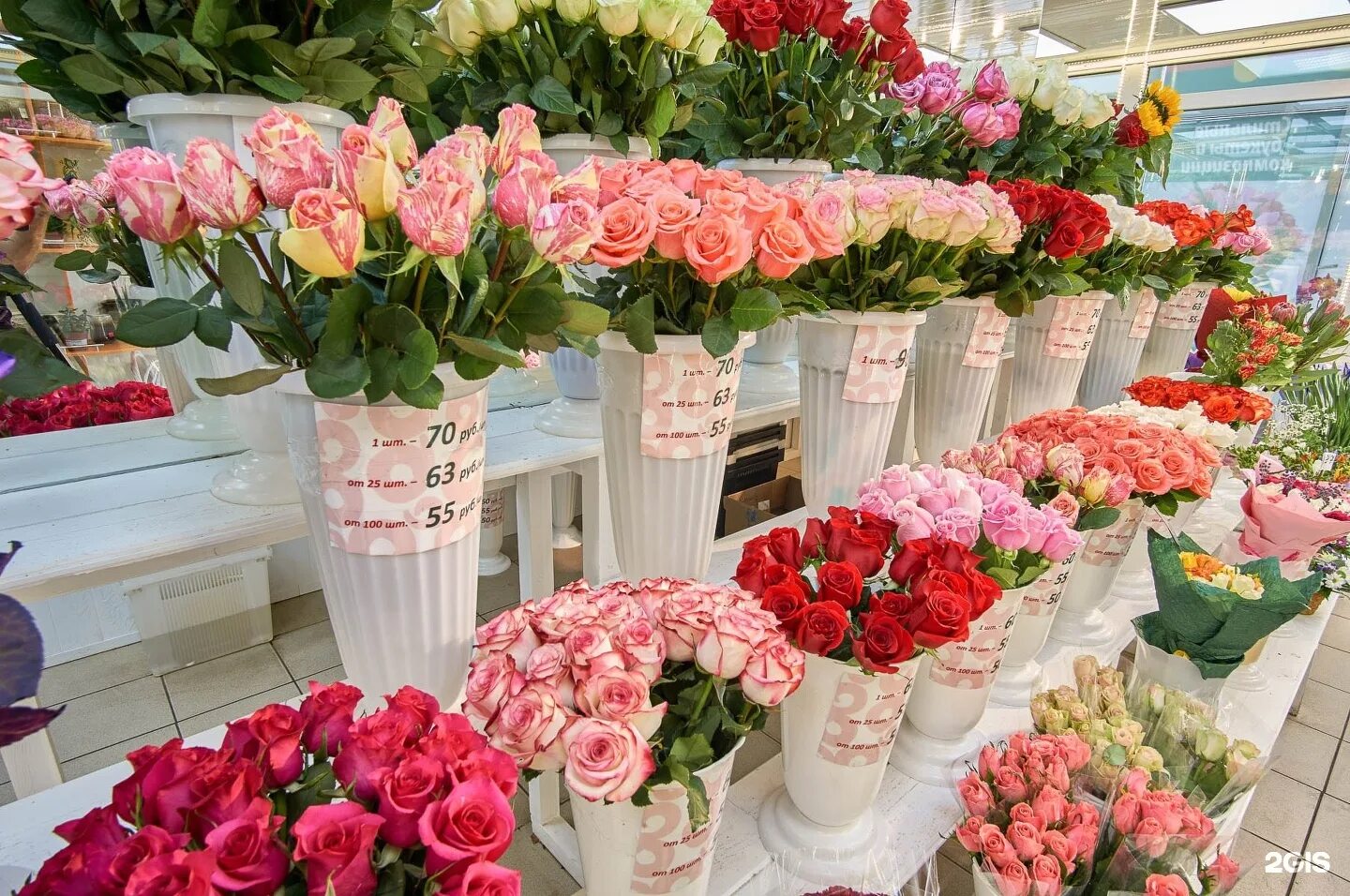 Цветочный магазин клумба. Цветочная база розы. Розы в цветочном магазине. Шикарный цветочный база.