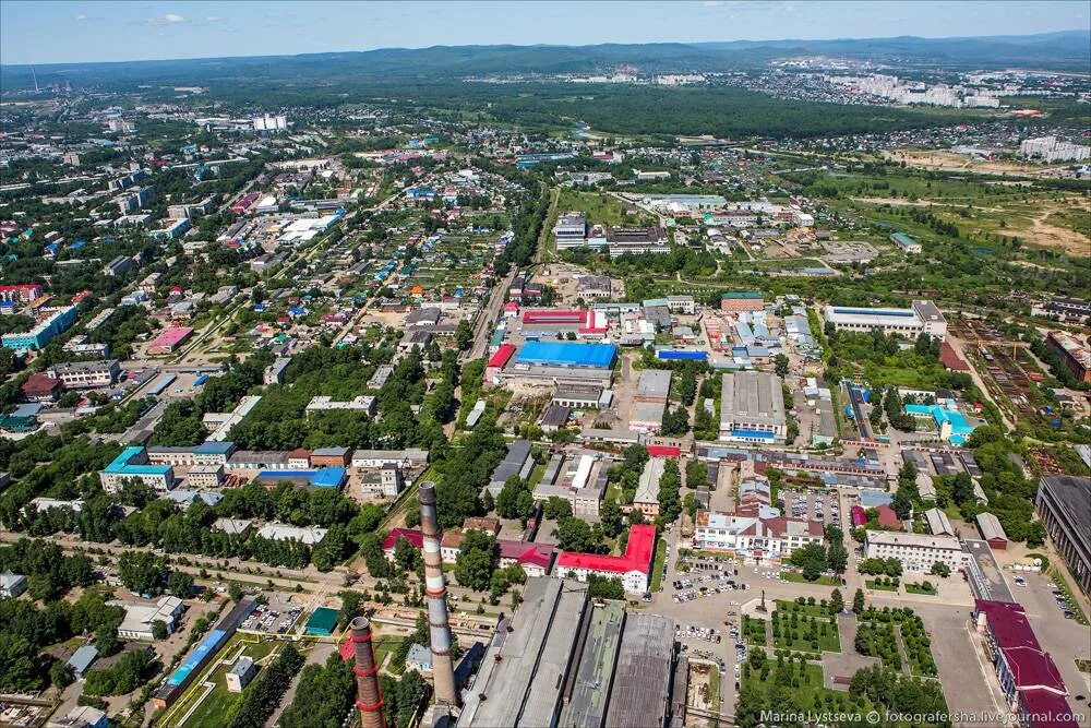 Комсомольск на амуре с высоты птичьего полета. Комсомольск город дальний восток. Площадь города комсомольск на амуре. Комсомольск сколько население. Комсомольск на амуре население.