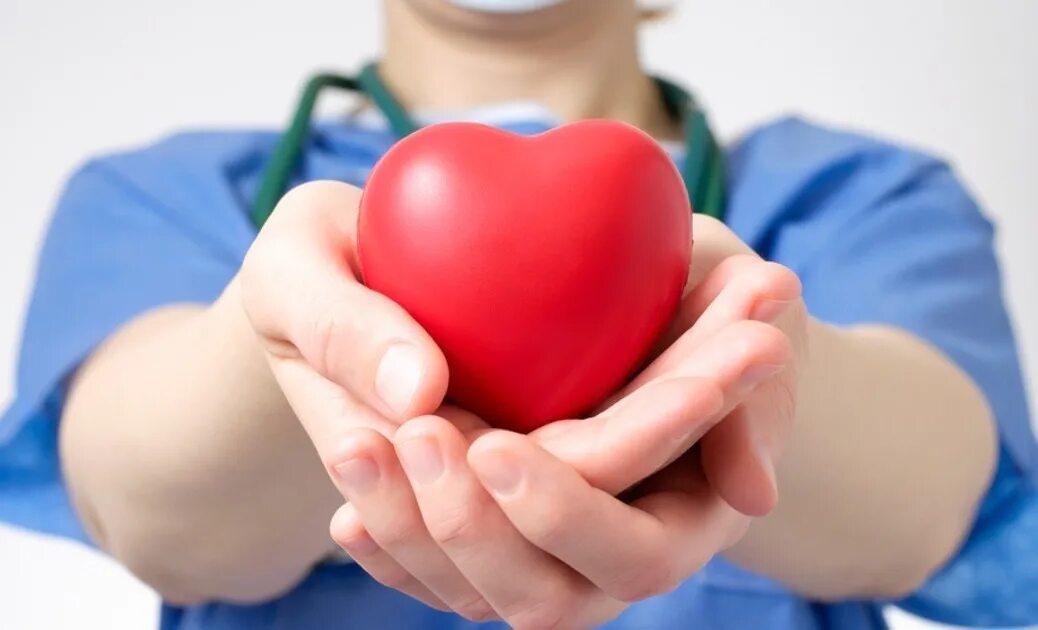 Качество жизни врачи. Доктор с сердцем в руках. Врач с сердечком в руках. Сердце в руках.