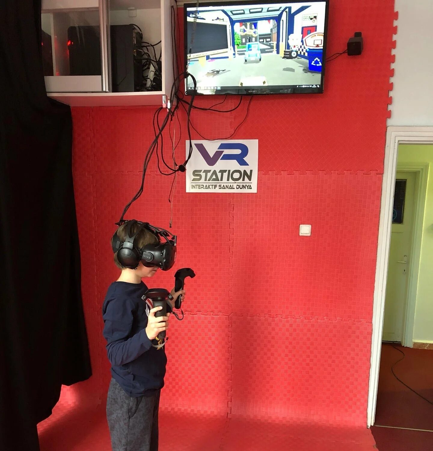Стенд виртуальной реальности. Vr станция. Vr станция. Vr станция. Vr ackili - vr station.