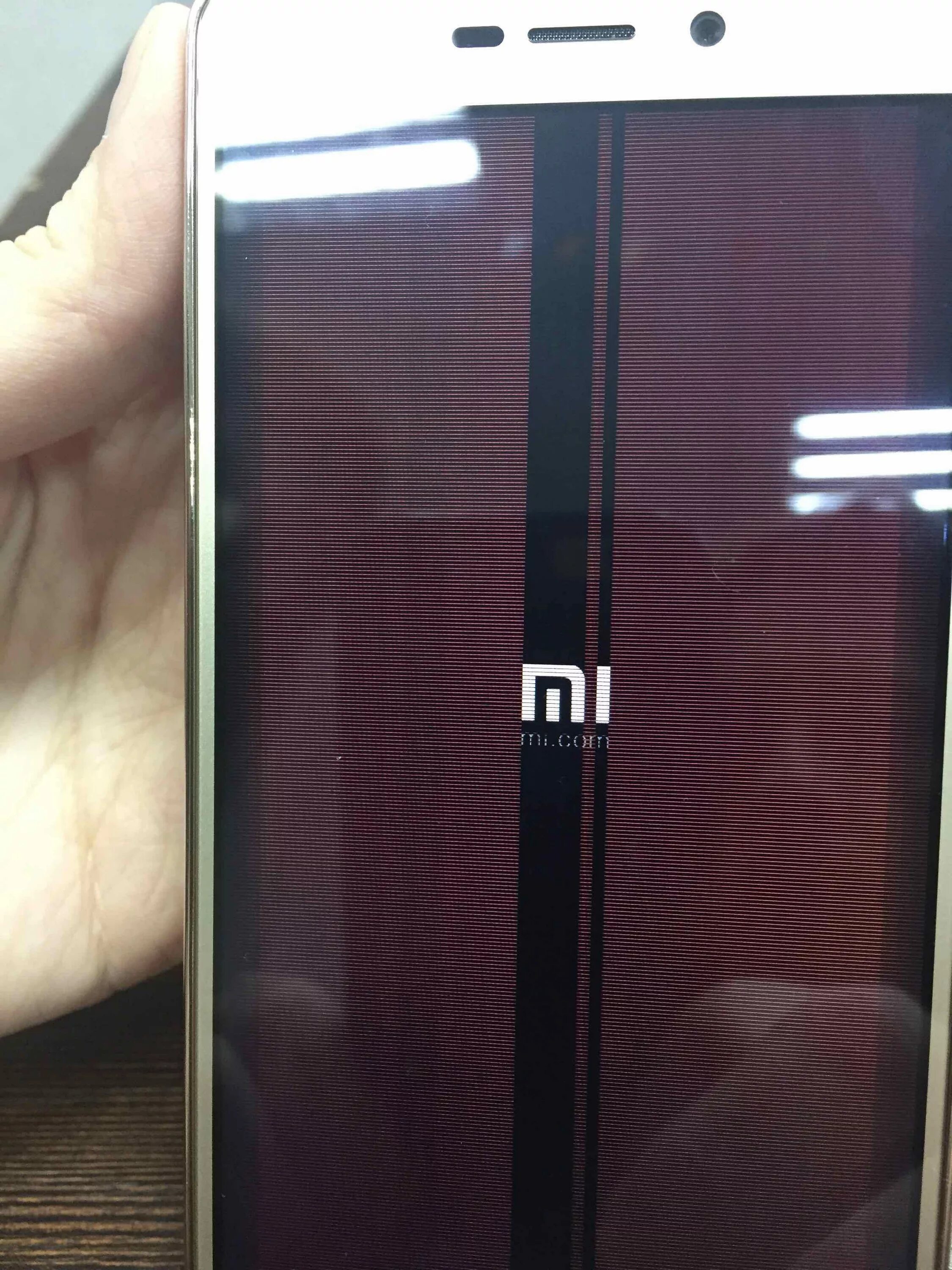 Полосы на телефоне вертикальные. Белые полоски на экране телефона. Xiaomi полосы на экране. Чёрная полоса на экране телефона. Ксиоми черный экран