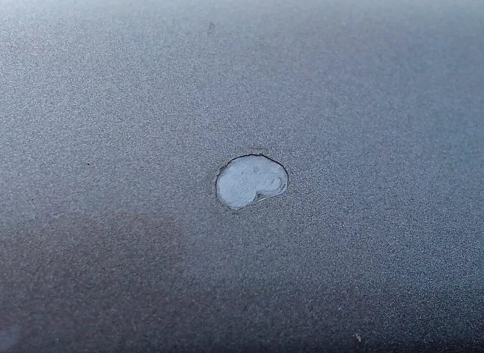 Сколы на крыле автомобиля. Царапины на автомобиле. Краска для сколов авто. Сколы на автомобиле. Сколов лакокрасочного покрытия.