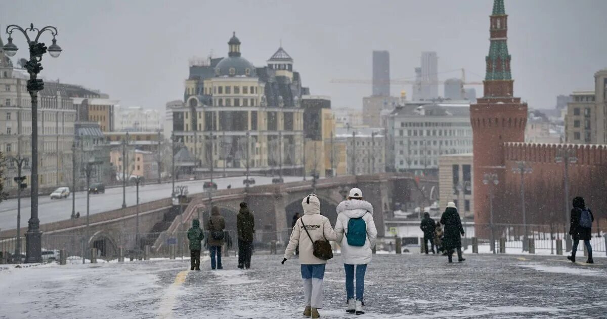 Погода москва самый точный март. Март в Москве. Снег в Москве. Москва в марте. Мокрый снег.
