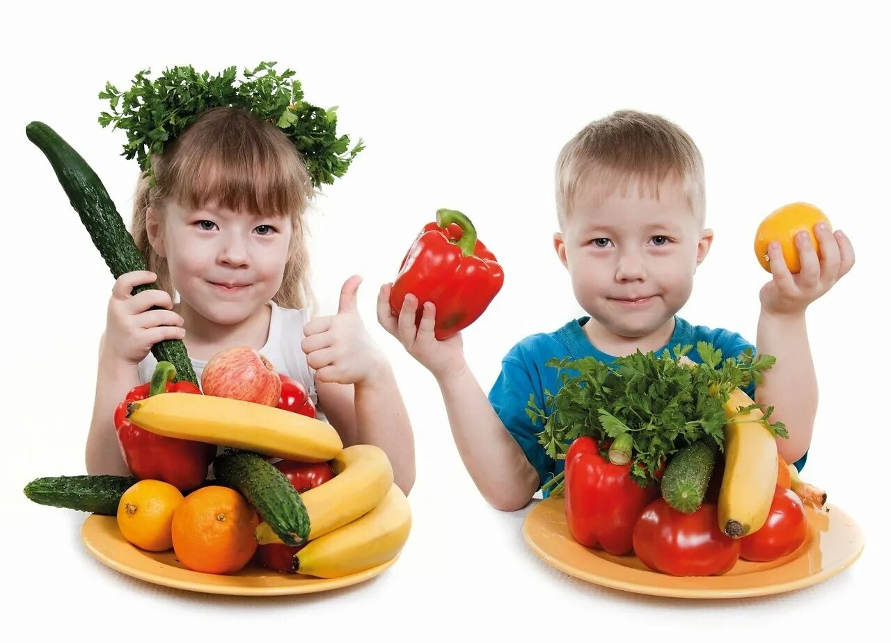 мама и малыш едят овощи и фрукты. овощи и фрукты в питании детей. здоровое питание здоровые дети. фрукты для детей. овощи для детей.