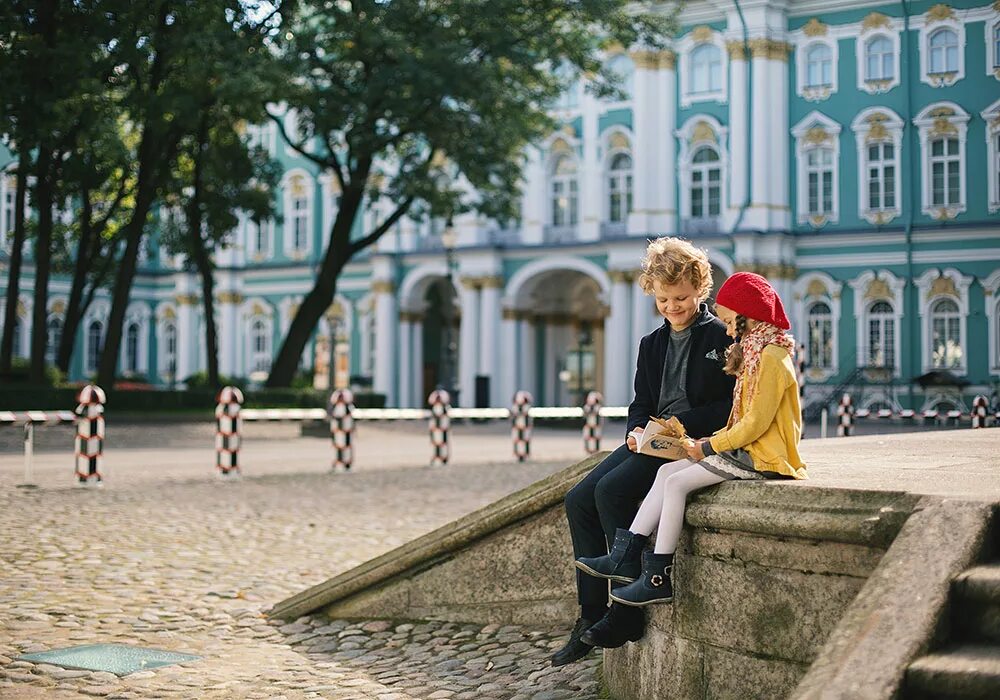 Семья в питере. Детская экскурсия в эрмитаже. Школьные экскурсии в санкт-петербурге. Семья гуляет по питеру. Семейные фотосессии в питере.