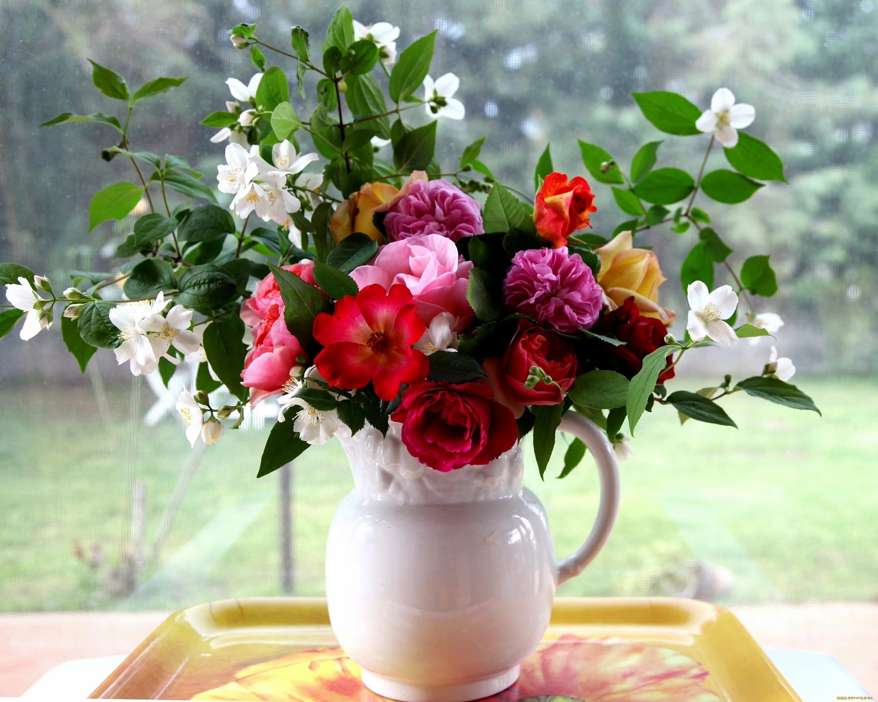 Букеты утро. Жасмин цветок букет. Цветы в вазе. Цветы в вазе на окне. Цветы в кувшине.