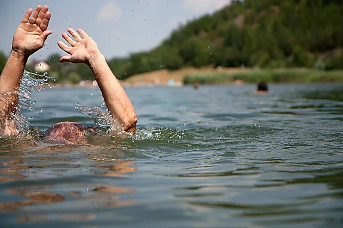 Купание в руке. Тонущий человек. Человек тонет в воде. Водоем.