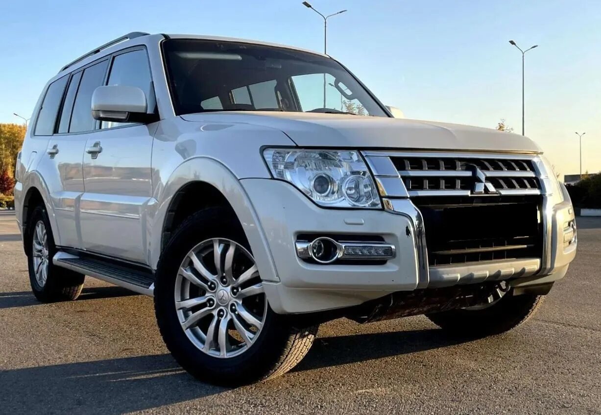 Mitsubishi pajero 2014. Митсубиси Паджеро 2014. Паджеро 4 белый. Mitsubishi Pajero 4 ОАЭ. Mitsubishi Pajero 4 белый арабский.