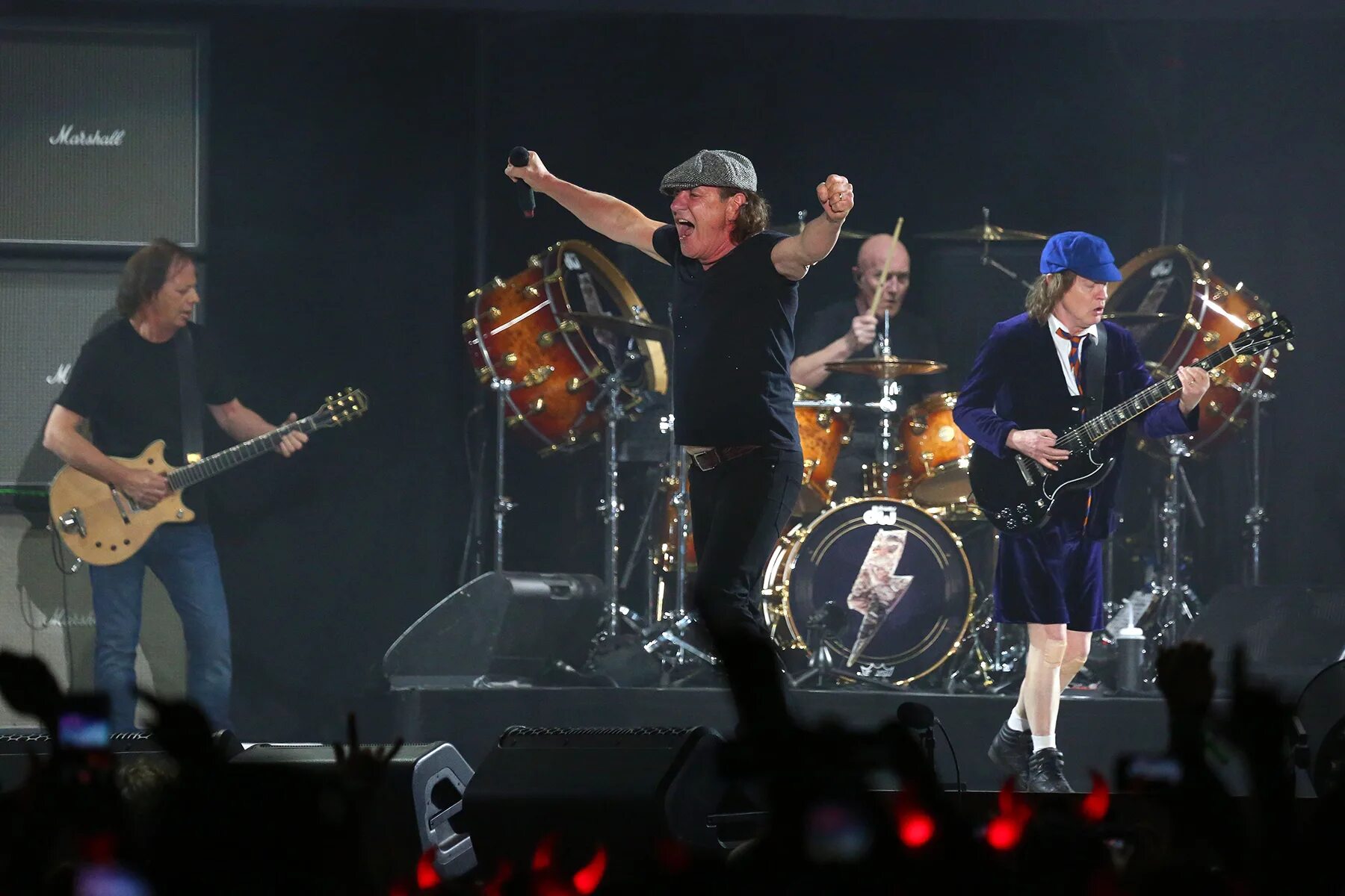 AC/DC группа концерт. AC DC Concert. AC DC концерт 2009. АС ДС рок группа на сцене.