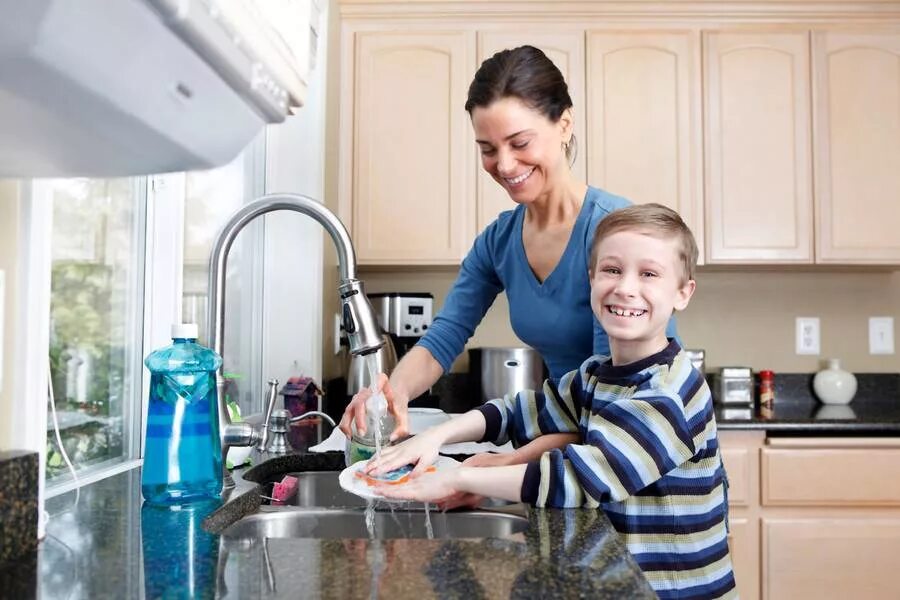 Семья моет посуду. Мама моет посуду. Мама моет посуду фото. Мама на кухне моет.