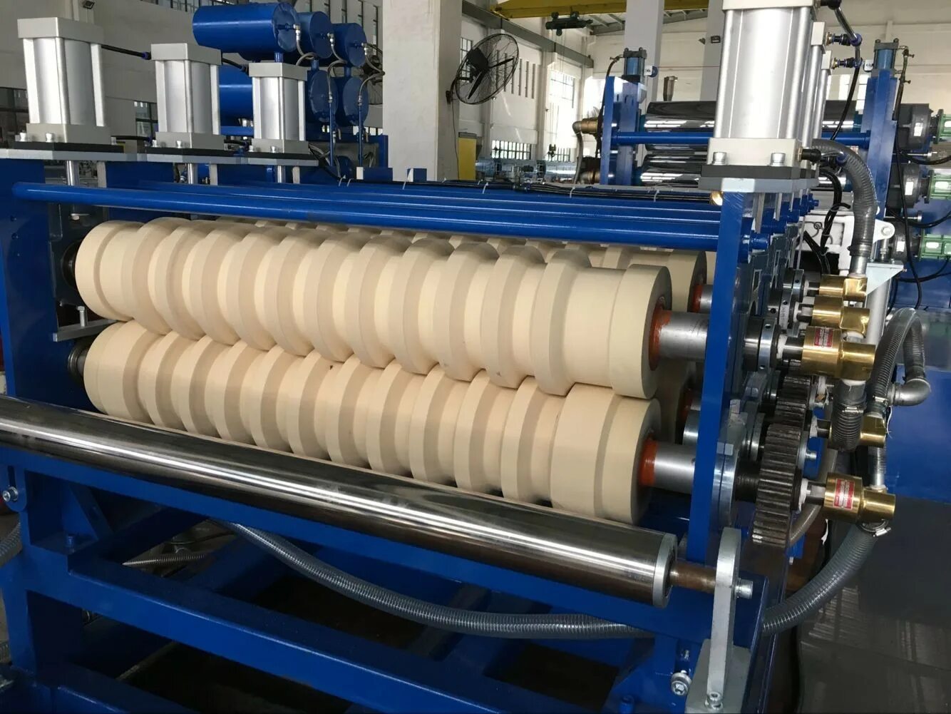 Термопласт оборудование AOTAI Plastic Machine ul120ca. Экструдер Henglian Machinery. Parkins Plastic Machinery co., Ltd. Al-6000mm High Speed Geotextile Production line.