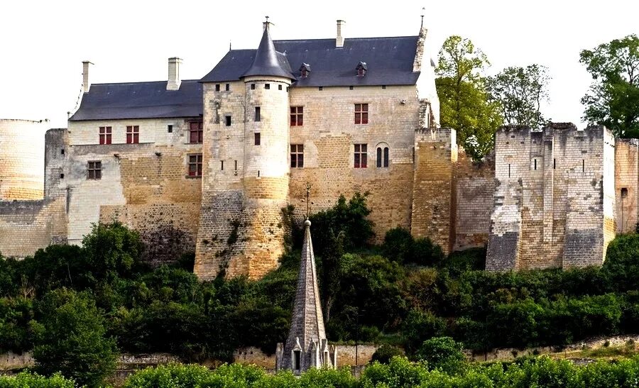 Замки Луары Франция Chinon. Шинон Франция. Château de Chinon (замок Шинона). Королевская крепость Шинон. Матушка дофина 8 букв