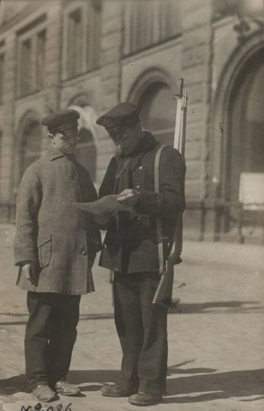 Смольный 1917. Смольный в 1917 году. смольный революция 1917. проверка документов.