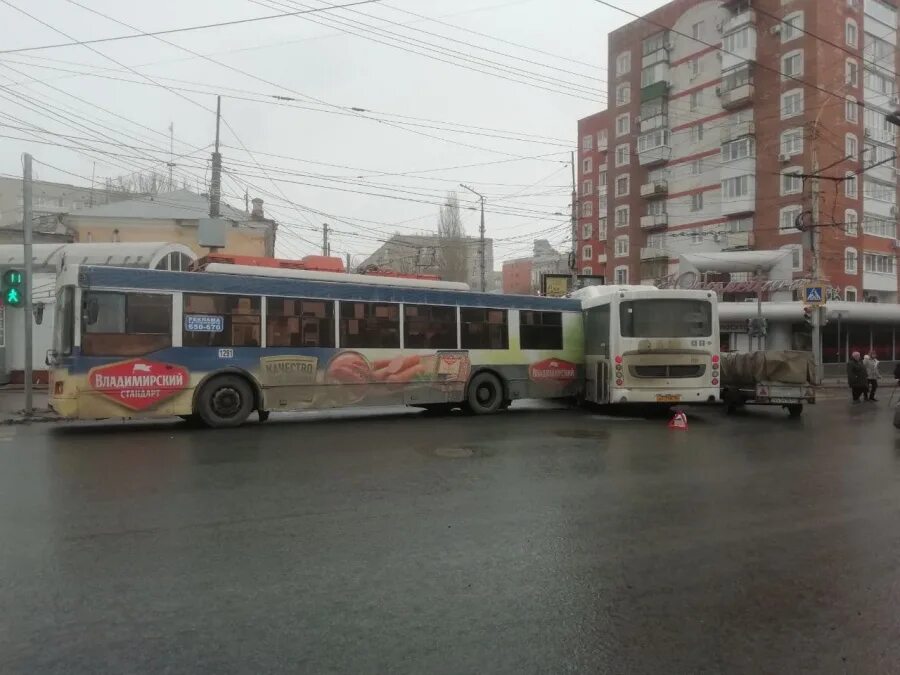 В минуты когда троллейбус с пассажирами. Троллейбус №1413 саратов. троллейбус № 1297 саратов. саратов 2025 троллейбус. троллейбус 1331 саратов.