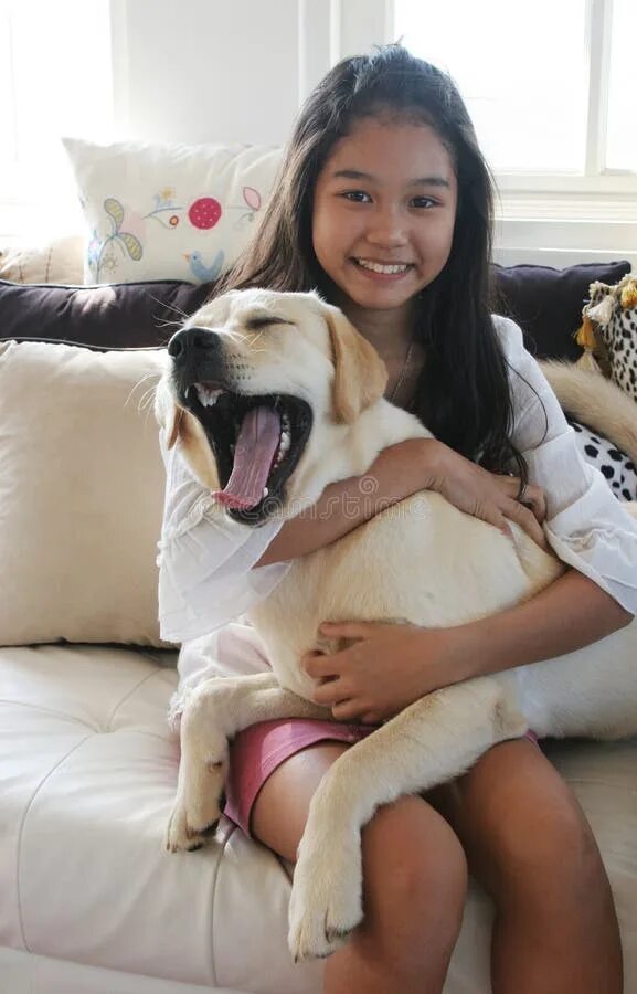 The girl is the dog. The girl is the dog. Asia dog. Семья играет с собакой на траве. Позы для фото с собакой.