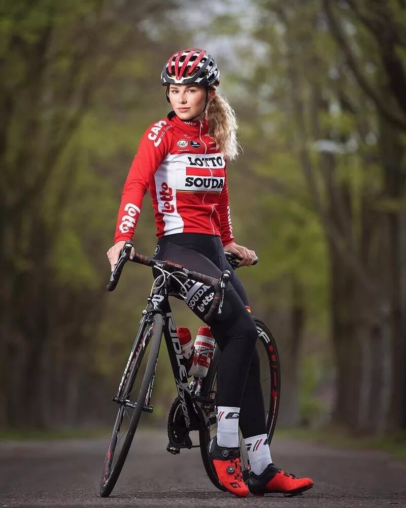 Девушка велосипедиста. Робин Стюарт велосипедистка. Девушка на велосипеде.