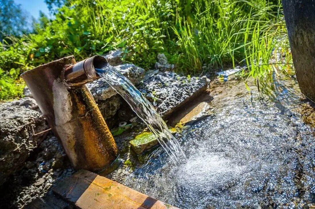 Источник воды. Родниковая вода. Подземные источники воды. Родник с питьевой водой.