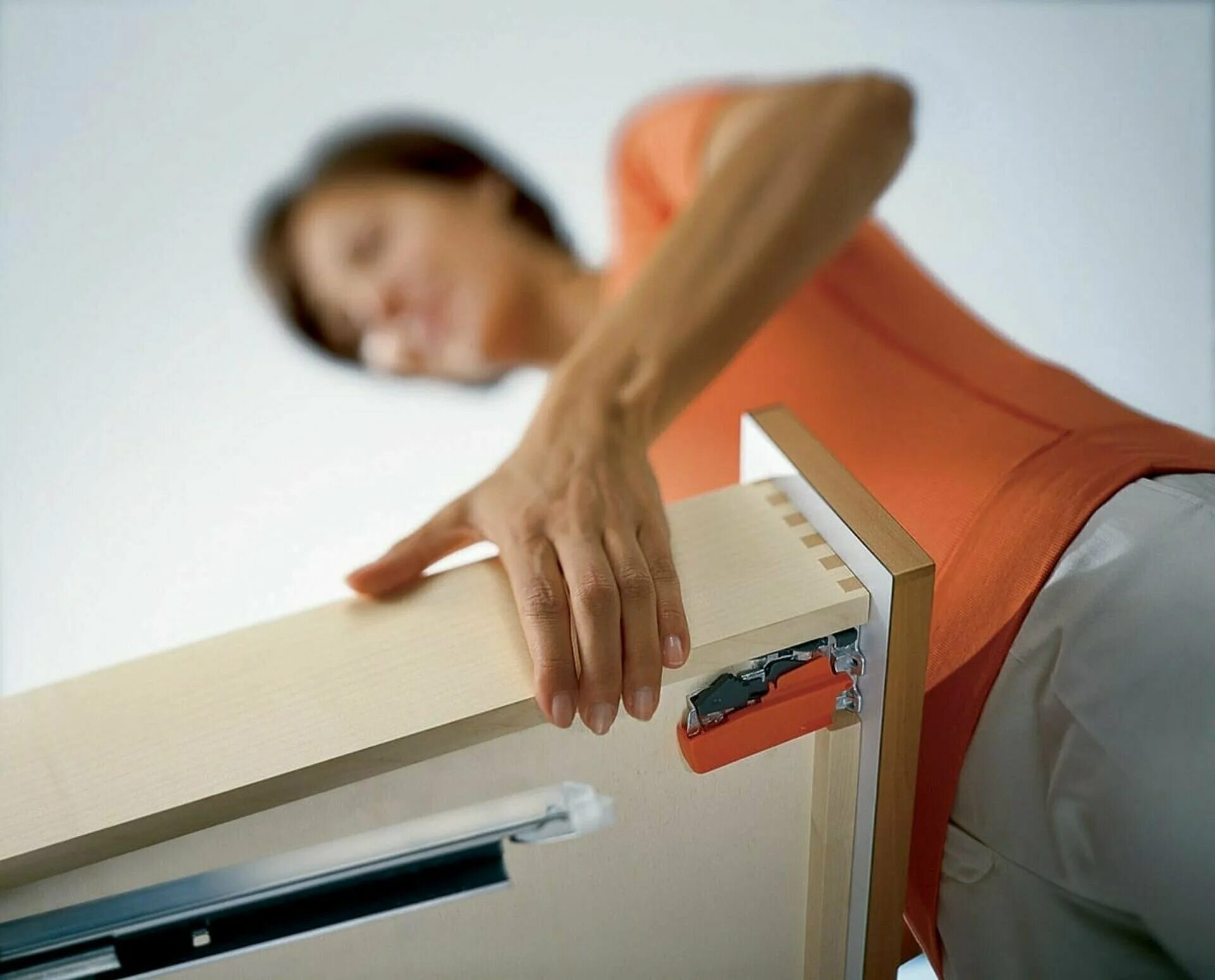 Как снять направляющую. Вынуть ящик из направляющих с доводчиком. Снять выдвижной ящик с направляющих рельс. Выдвижной ящик ikea с доводчиком. Направляющие шариковые для ящика икеа.