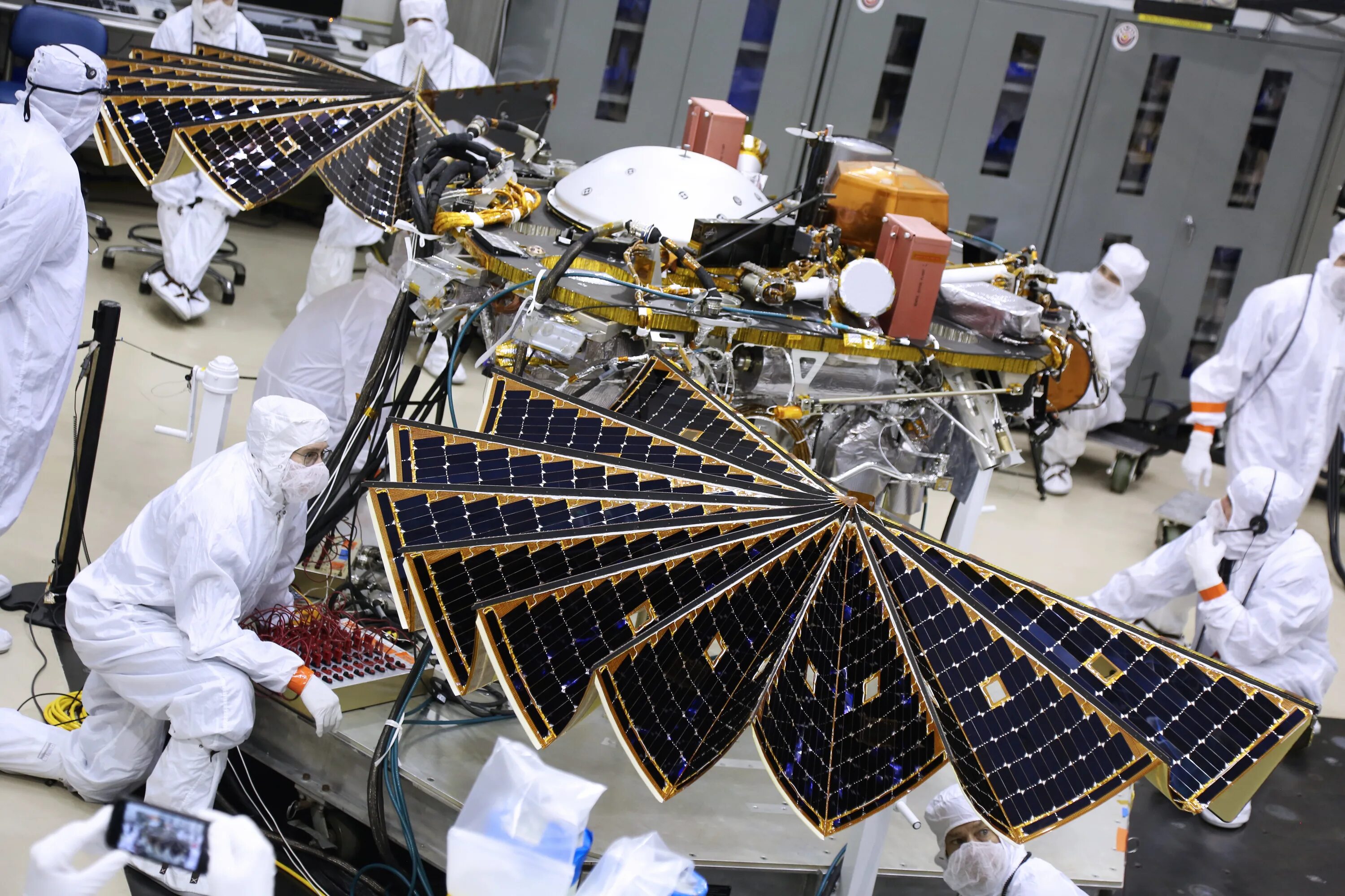 Как называется самый большой космический аппарат. Посадочный модуль НАСА Insight. Марсоход Инсайт. Марсоход космический аппарат Insight. Инсайт аппарат.