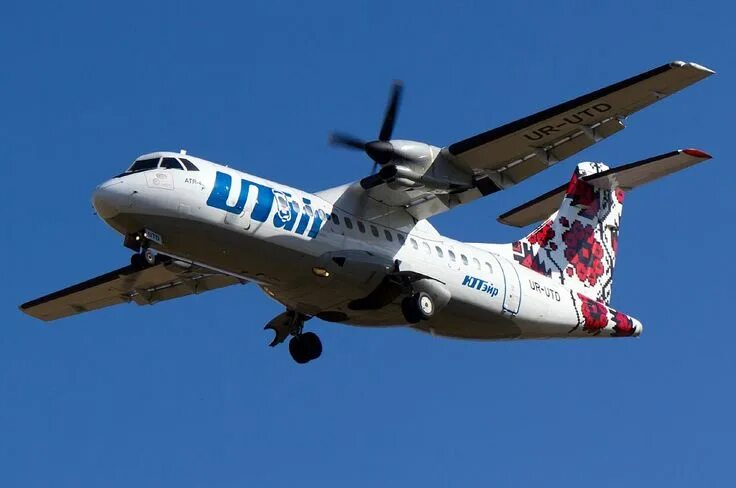 File:ATR 72-200 EI-SLJ Prague airport 2015 1.jpg - Wikimedia Commons