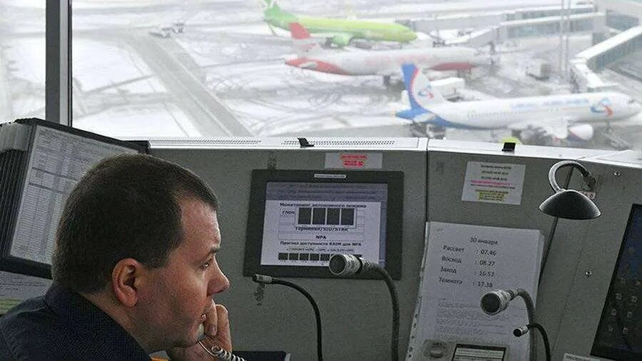 аэропорт домодедово кассы. рабочее место авиадиспетчера в домодедово. номер телефона авиакассы аэропорта домодедово. диспетчерская домодедово телефон. диспетчерская вышка в аэропорту внуково.