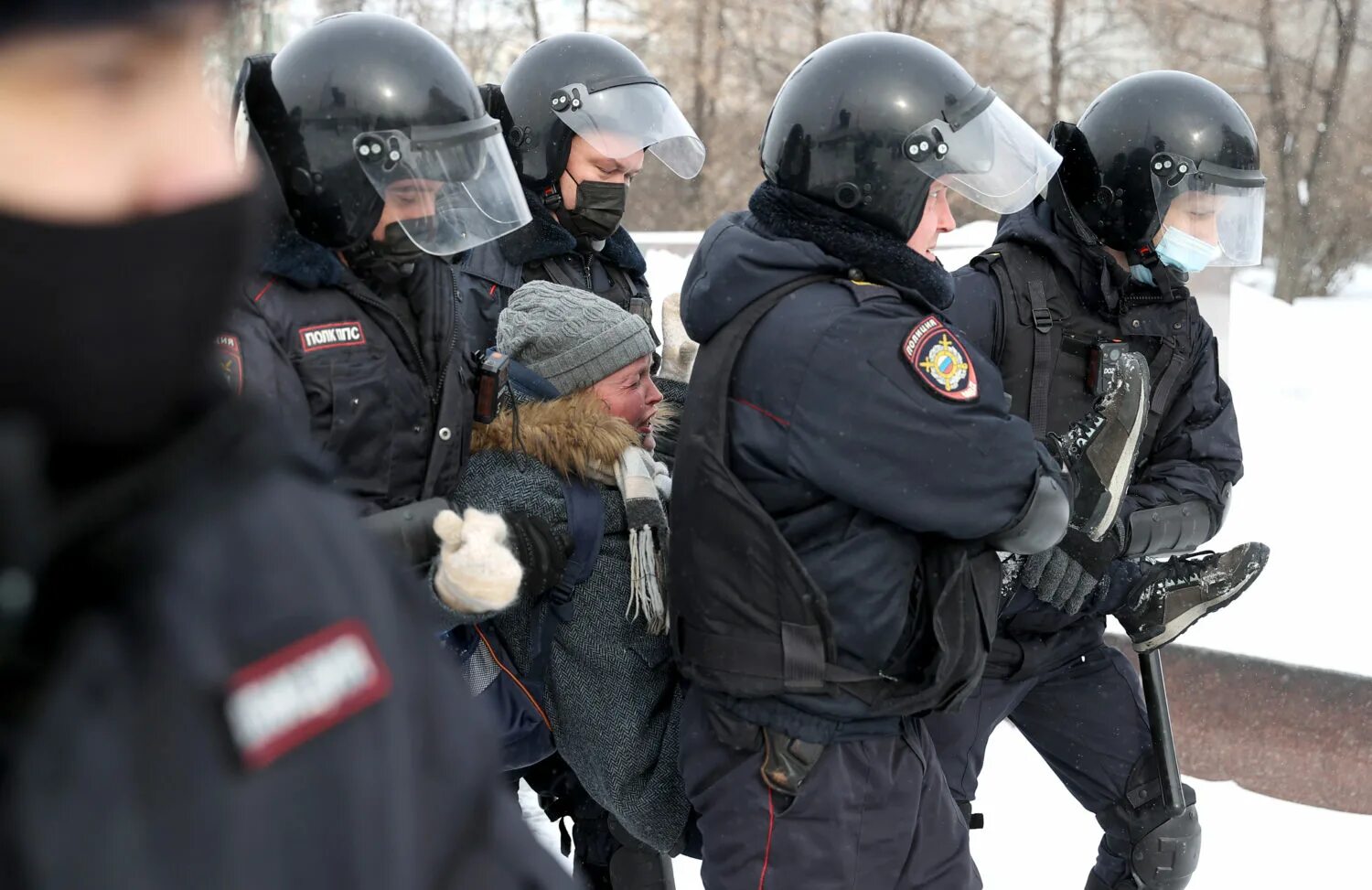 Военные против полиции. Военный против полицейского. Массовые протесты в России.