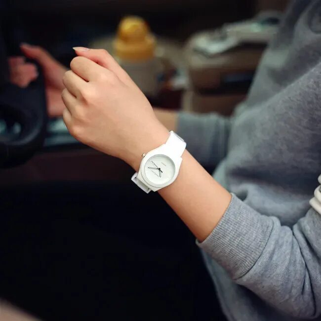 Картинки руки часы. Часы на руку женские. Красивые женские часы на руку. Наручные часы на руке. Белые часы.