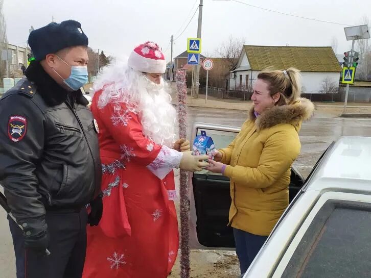 Подслушано енотаевка в контакте. Подслушано Енотаевка. Полицейский дед Мороз в Амурской области. Московская ярмарка Енотаевка. Сотрудники ОМВД С.Енотаевка.