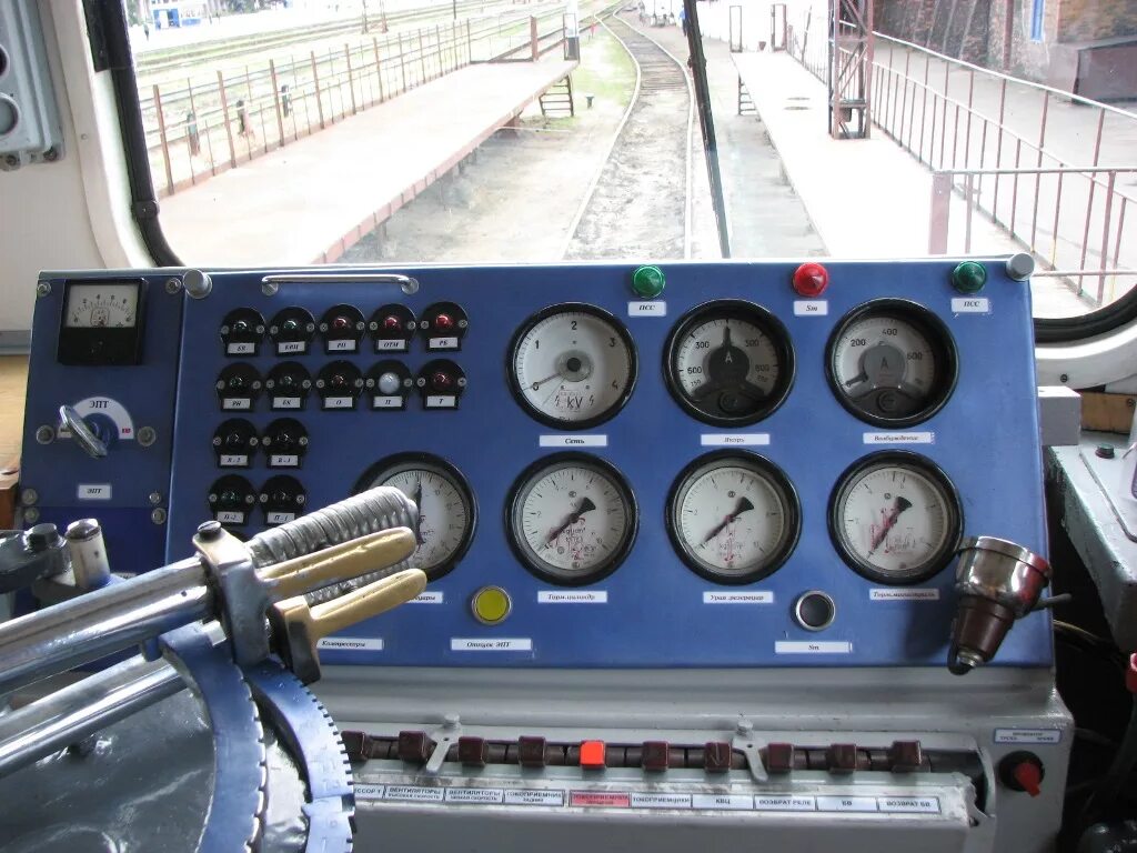 пульт управления машиниста вл80с. пульт управления электровоза вл80с. вл прибор. вл прибор. вл 80 приборная панель.