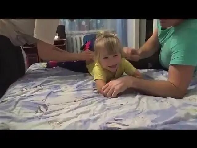 Мама делает уколы дочке