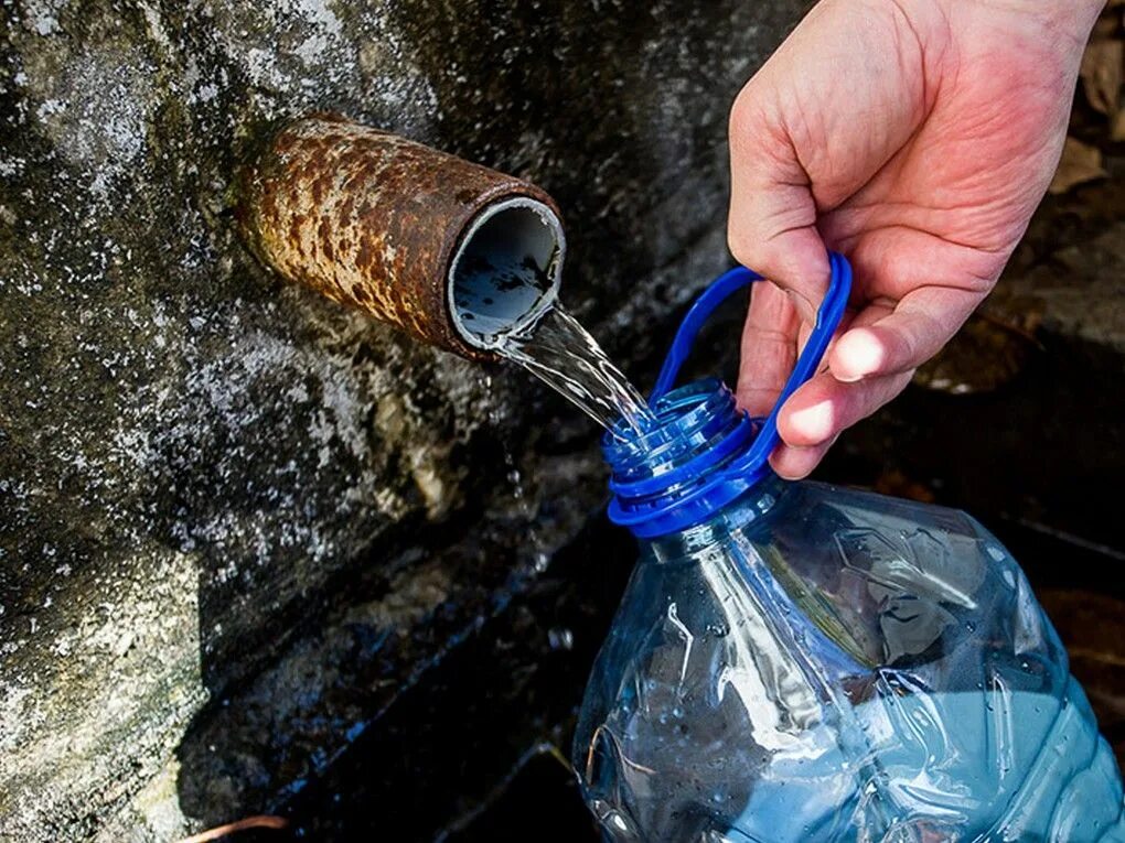 Вода из родников. Вода питьевая Родники. Скважина питьевой воды. Отбор проб воды. Минеральные воды набрать воды