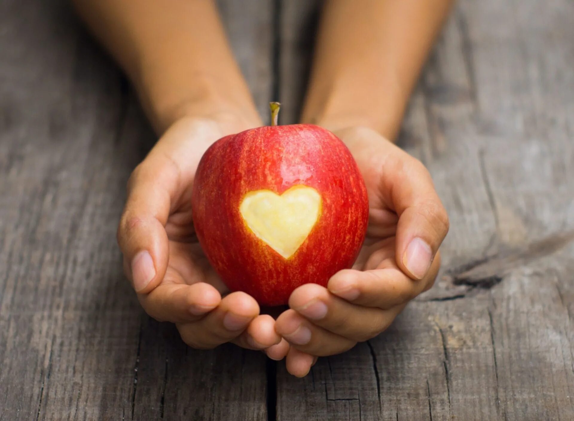 Источника вкусите. Яблоко в руке. Сердце из яблок. Яблоко с сердечком. Фрукты в руках.