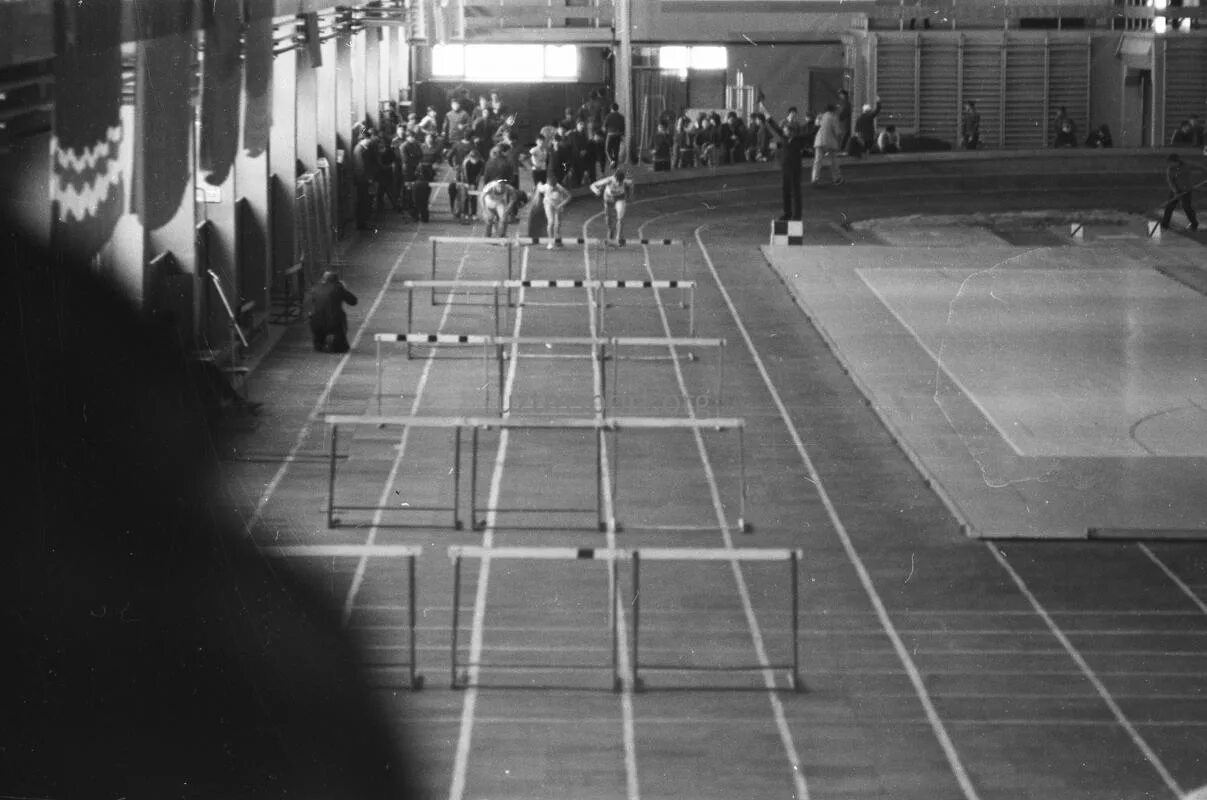 Уралмаш екатеринбург футбол. Секции бадминтона в сокольниках. Манеж для бадминтона. Легкоатлетический манеж уралмаш. Зимний стадион уралмаш екатеринбург.