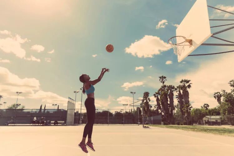 My friend plays basketball than me. Силуэт девушки баскетболистки в прыжке на закате. Клип где девушка на баскетбольной площадке и закат.