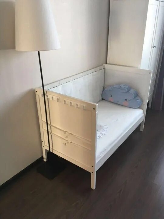 Раздвижная кровать икеа сундвик. Раздвижная кровать ikea сундвик. Кровать икеа детская раздвижная белая. Ikea sundvik детская кровать. Кроватка ikea сундвик.