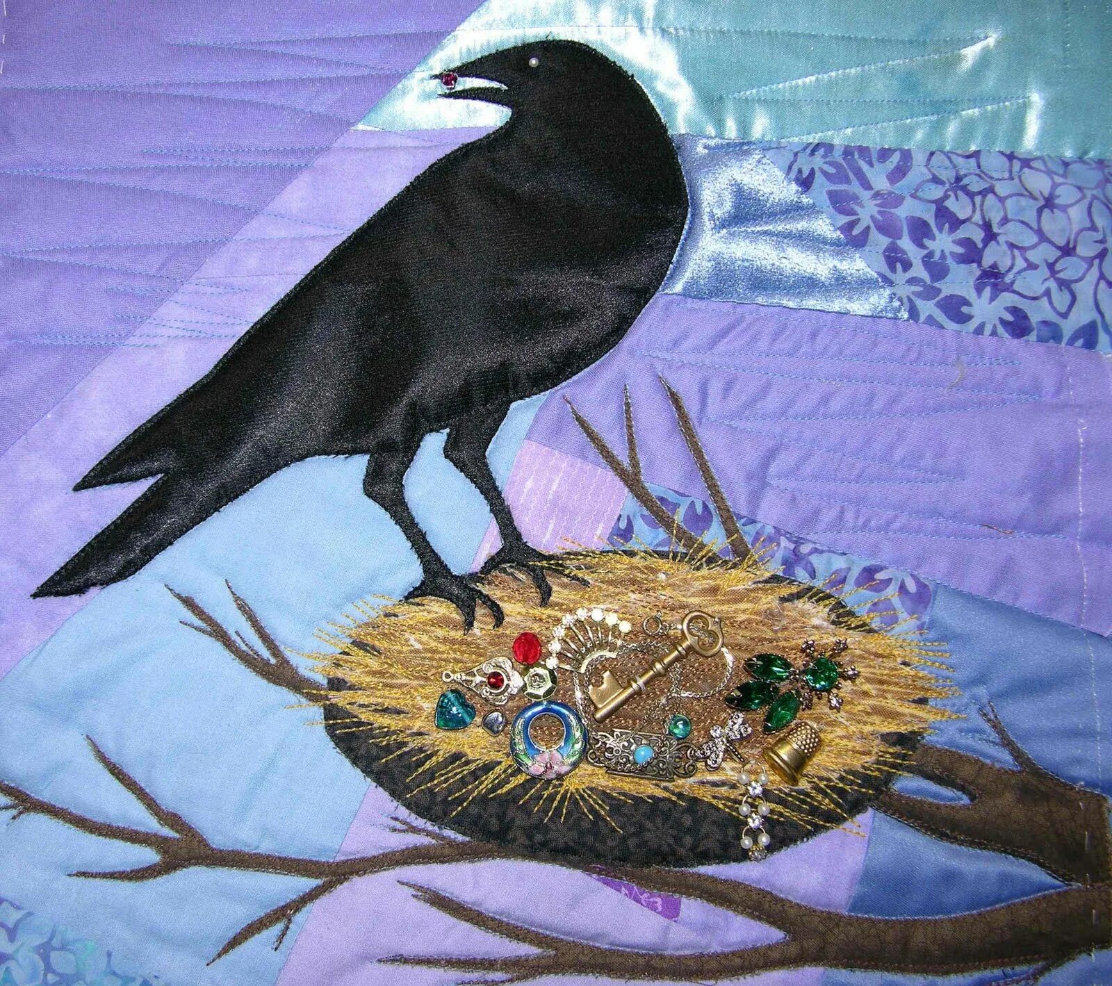 сорока на блестящее. ворона ворует. сорока с кольцом в клюве. смешные птички сорока. ворона любит блестящее.