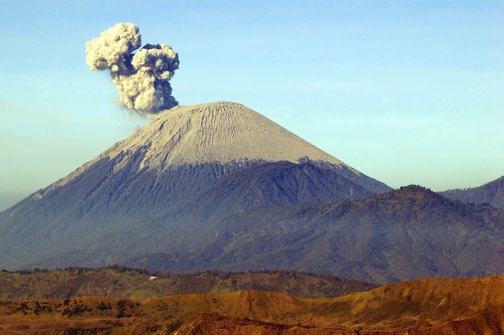 Вулканический массив камерун. Извержение вулкана сан педро. Гора фако в камеруне. Вулкан камерун. Координаты вулкана котопахи.